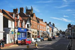 east grinstead, west sussex, uk, 2009. zicht op high street shops foto