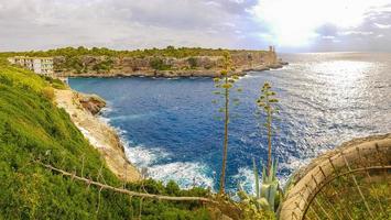 panoramisch uitzicht op de baai en de torre den beu cala figuera. foto