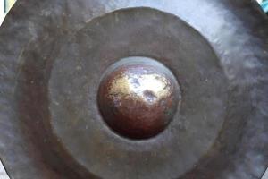 oppervlak van grote thaise gong is rond van vorm, in thailand. gong is een thais instrument en gemaakt van messing. foto