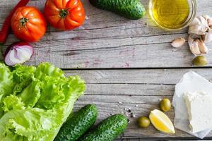 Griekse salade-ingrediënten - tomaat, komkommer, salade, ui