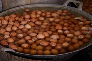 eieren koken in ronde vorm ijzeren pan, thailand. foto