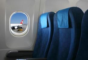 vliegtuigstoel en raam foto