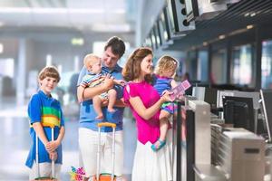 jong gezin op de luchthaven foto