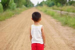 kinderen staan op straat te wachten op hun ouders. foto