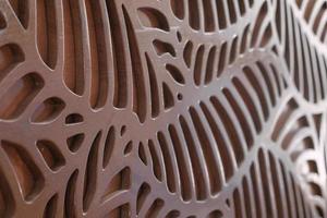 close-up afgewerkte teak houten deur gravure gegroefde textuur door cnc lasermachine. selectieve aandacht. foto