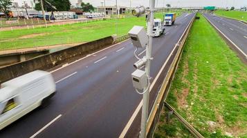 verkeersradar met snelheidshandhavingscamera op een snelweg. foto