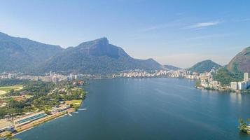 luchtfoto van zeewatermeer rodrigo de freitas lagune in de stad rio de janeiro. je kunt het beeld van Christus de Verlosser op de achtergrond zien. foto