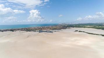 mooie luchtfoto van duinen in de geboortestad, rio grande do norte, brazilië. foto