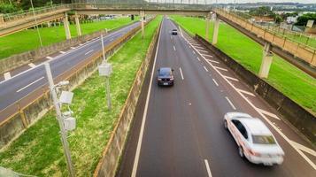 verkeersradar met snelheidshandhavingscamera op een snelweg. foto