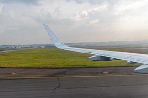 groot commercieel vliegtuig dat opstijgt of landt op de luchthaven van guarulhos, brazilië. foto