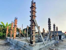 constructie van de huisstructuur giet de cementvloer en giet de cementpilaren al. foto