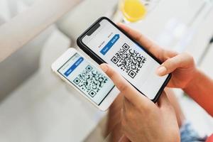 nieuwe vorm van betaling van rekeningen en rekeningen in brazilië. vrouw met mobiele telefoon met pix-app met qr-code, x close-up van het scherm. foto