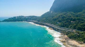 bruggen langs het strand. golven die op de rotsen beuken. Rio de Janeiro, Brazilië foto