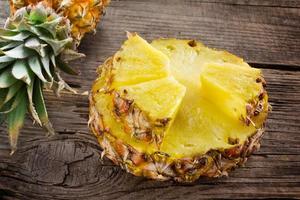 biologische ananas. plak en brok