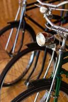 bel en lampen, antieke fietsen foto