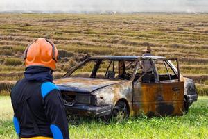 brandweerlieden autobrand rijst stoppels. foto