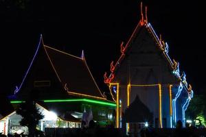 kleurrijke lichten boeddhistische kerk foto