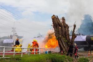 brandweerlieden trainen in de buurt van de stronk. foto