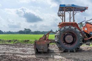 tractor in een rijstveld foto