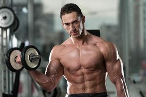 jonge man doen oefening voor biceps