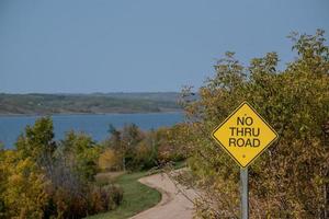 terug landweg op de Canadese prairies in de herfst. foto