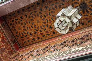 Arabische architectuur in de oude medina. straten, deuren, ramen, details foto