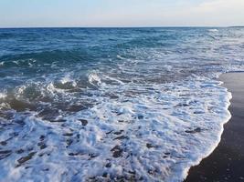 zeegezicht van een mediterraan strand foto