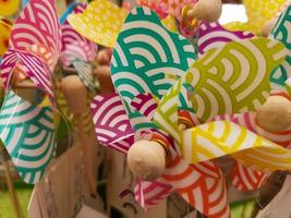 knutselspeelgoed gemaakt van hout voor pinwheels voor kinderen foto