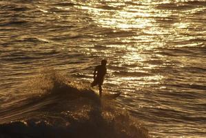 zonsondergang op het strand foto