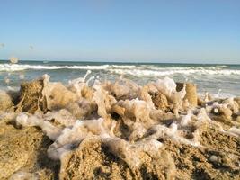 zeegezicht golf explodeert tegen het zand foto