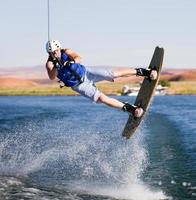 man wakeboarden op Lake Powell
