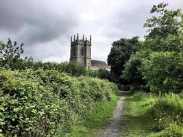 een uitzicht op de slagveldkerk in de buurt van Shrewsbury foto