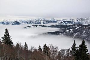 uitzicht op de besneeuwde Oostenrijkse bergen bij Saltzburg foto