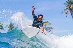 surfen op een golf. het eiland Bali. Indonesië.