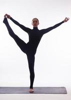 jonge mooie yoga vrouw poseren op een studio achtergrond