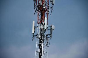 telecommunicatietoren van 4g en 5g mobiel. antenne transmissie communicatie. signaalbasisstation voor mobiele telefoons. foto