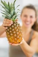 close-up op ananas in de hand van gelukkige jonge vrouw
