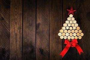 kerstboom gemaakt van wijnkurken op houten ondergrond. mockup ansichtkaart met kerstboom en kopieer ruimte voor tekst. bovenaanzicht.
