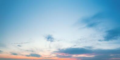 zonsondergang blauwe lucht patroon met klimmende wolken foto