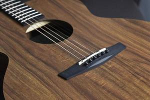 akoestische gitaar close-up op een mooie gekleurde achtergrond, het concept van snaarinstrumenten foto