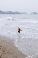 surfer op het strand foto