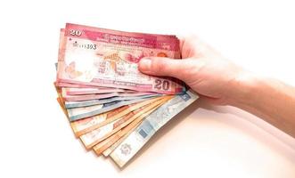 Srilankaanse bankbiljetten in de hand. sri lankaanse roepies foto