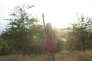 vrouwen overhandigen op spirituele hemelachtergrond foto