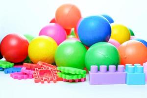 plastic ballen en bouwstenen voor kinderspeelgoed. foto