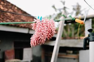 roze haarelastiek voor dames aan een touwtje foto