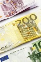 verschillende eurobankbiljetten op een rij foto