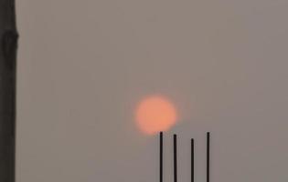 de rode zon bij zonsopgang was mist over de punt van de wapening op de bouwplaats.
