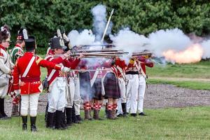 detling, kent, uk, 2010. soldaten schieten met hun musketten op de militaire odyssee foto