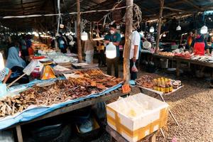 vismarkt in krabi, rauwe zeevruchten op een markt in de buurt van de tropische zee foto