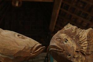 twee houten handgemaakte visstandbeelden in Jepara, Indonesië foto
